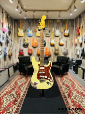 Fender Custom Shop 62 Stratocaster Heavy Relic Aged Vintage White over Burgundy Mist